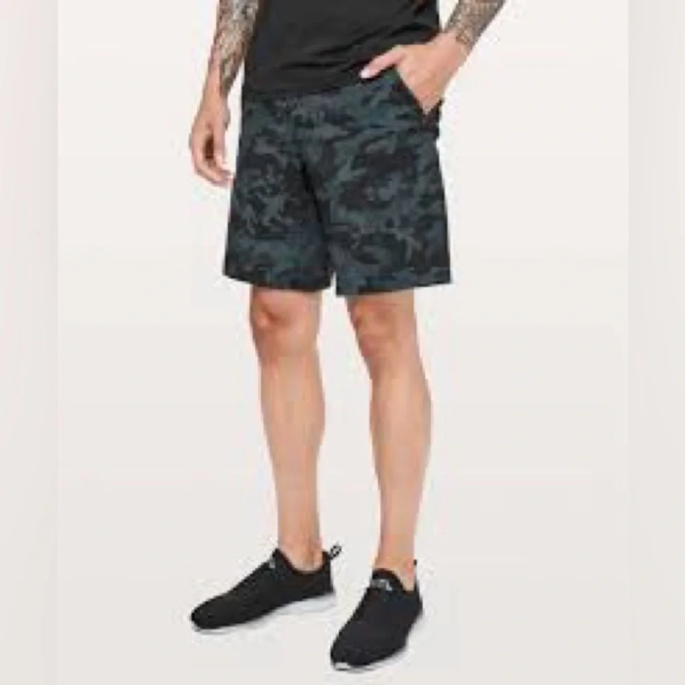 Lululemon Athletica T.H.E Lined Black Camo Shorts M